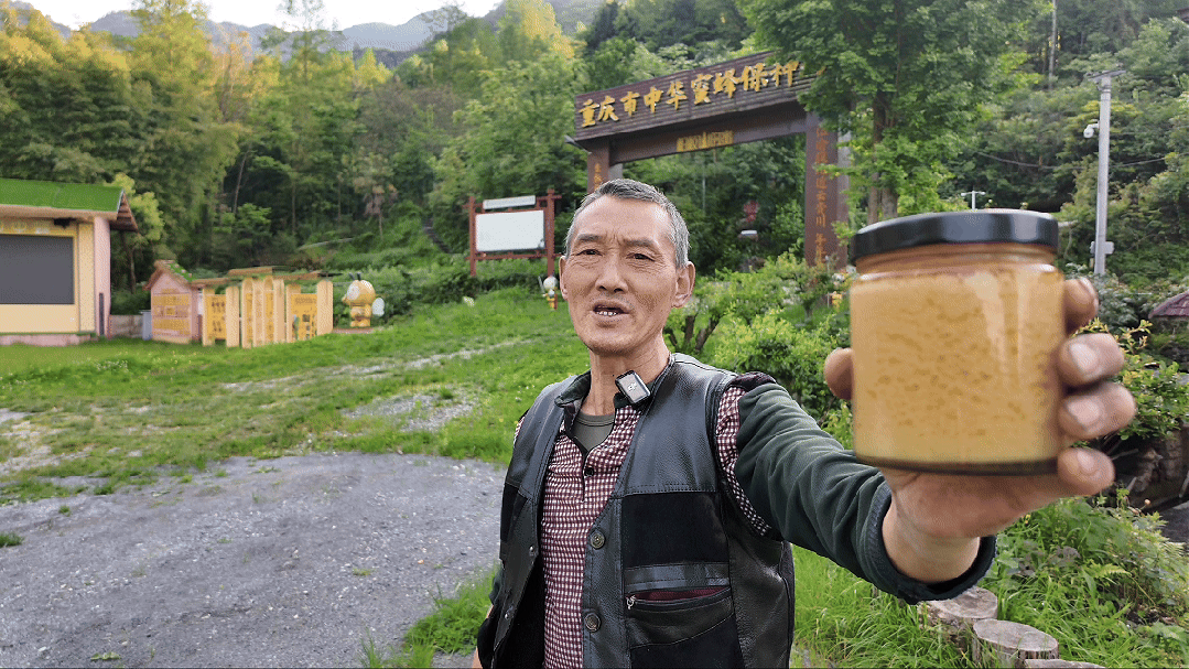 在希望的田野上 | 千寻百“蜜”十八年 带着老乡赚甜钱 村民.gif