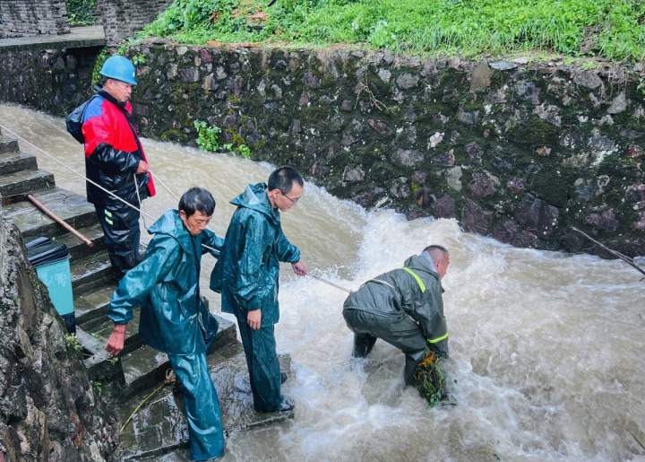 甬战“梅花”丨风雨中，宁波纪检监察干部挺进防台一线，除险保安！