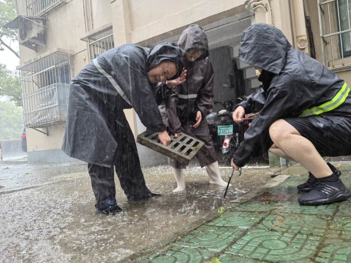 甬战“梅花”丨风雨中，宁波纪检监察干部挺进防台一线，除险保安！