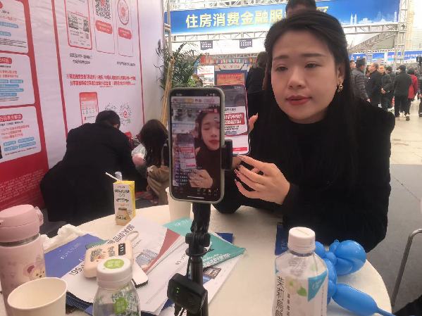 春交会新亮点:市民“云看房”,主播带货忙 春交会新亮点:市民“云看房”,主播带货忙