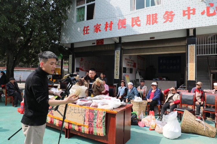 “行走”的直播间 走村入户免费为村民卖土货