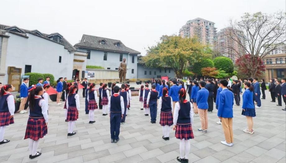 清明祭英烈：“红岩精神”育时代新人