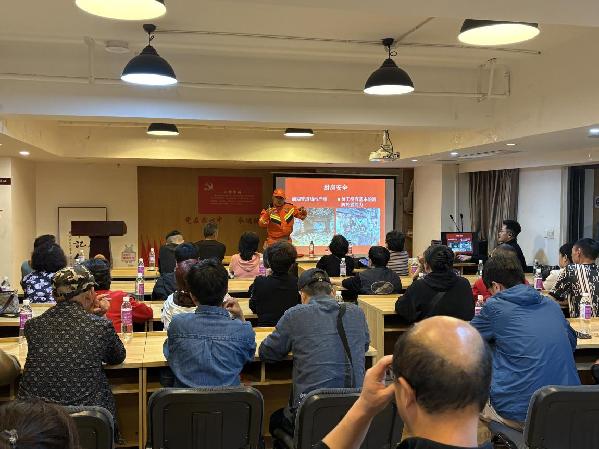 成都青羊：“警官夜校”进社区点亮居民“平安灯”