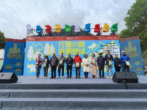 四川阿坝州理县：雪山公路引客来