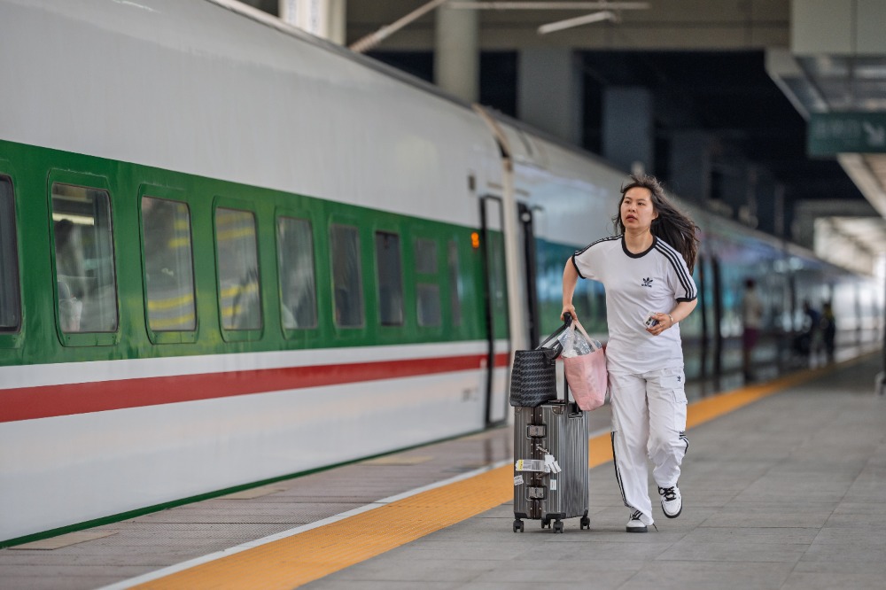 图片新闻|“五一”假期 火车站迎出行高峰 图片新闻|“五一”假期 火车站迎出行高峰