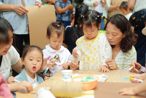 成都高新芳草街道:以“纸”为媒睦邻里