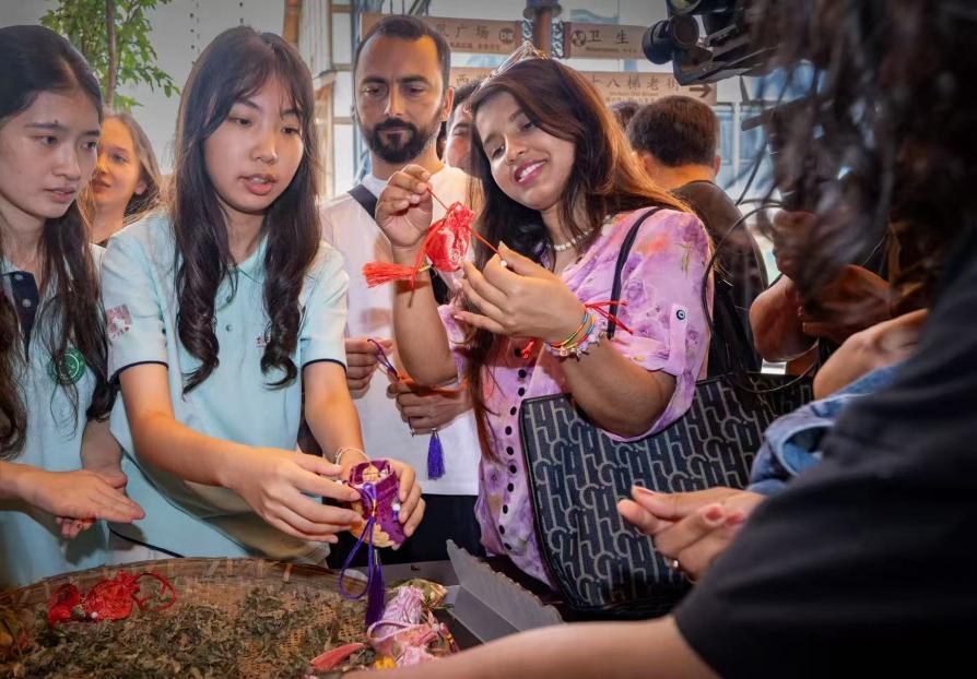 粽艾飘香传古韵，外国留学生在重庆十八梯体验“中国味”