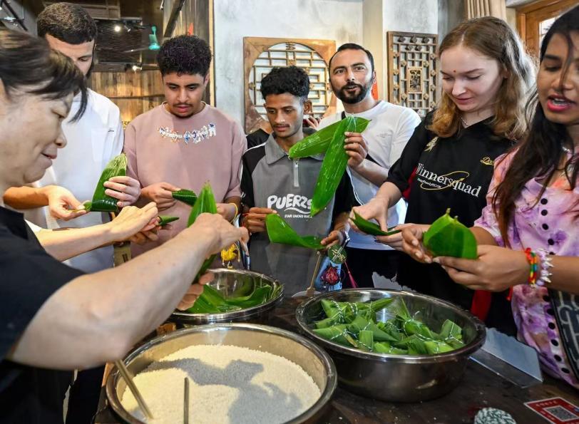 粽艾飘香传古韵，外国留学生在重庆十八梯体验“中国味”