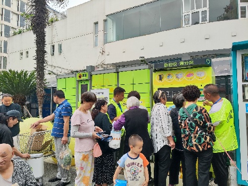 成都高新芳草街街道垃圾智能回收助推低碳社区建设