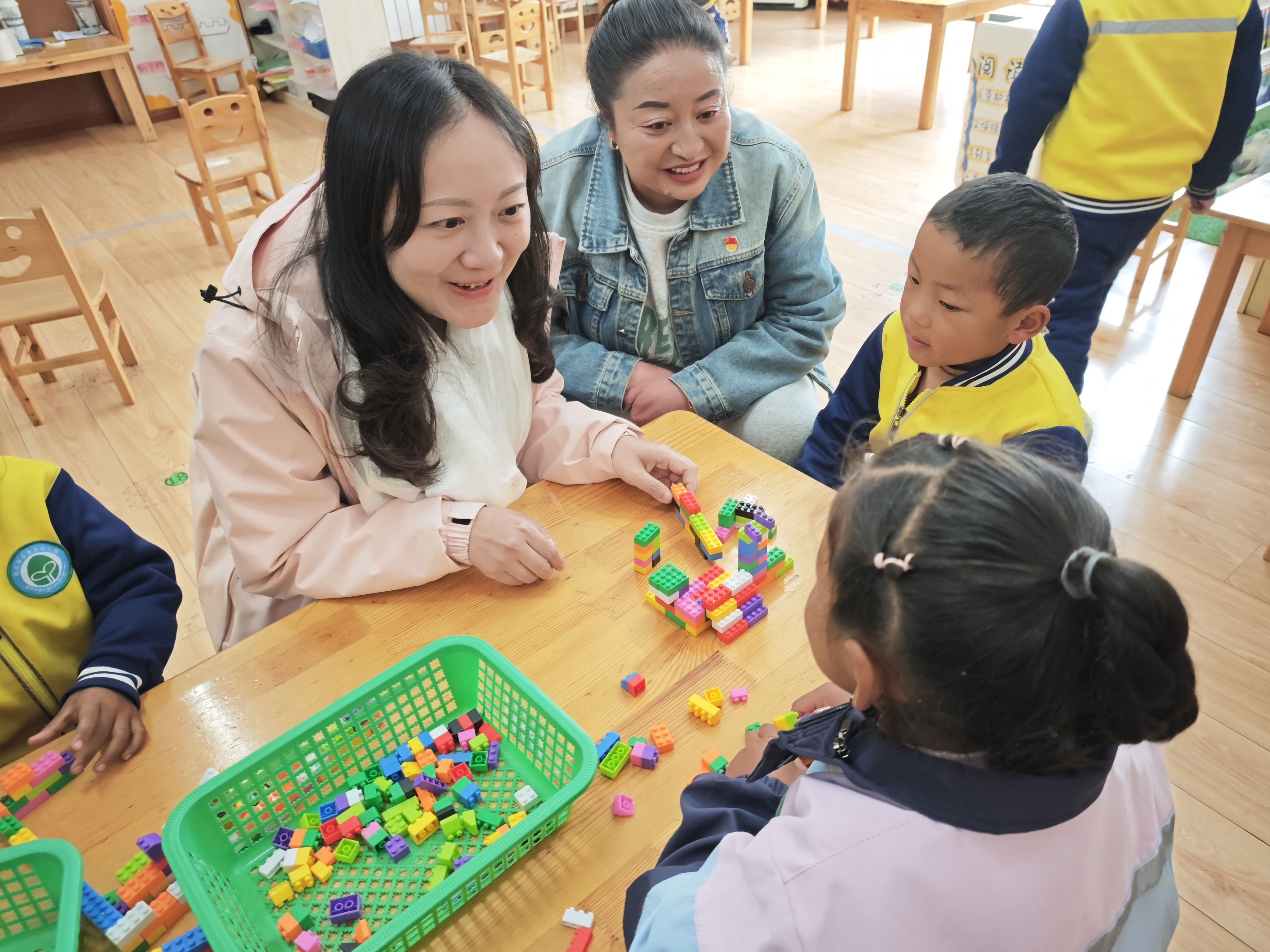 重庆17所名校的28位名师专家组团赴西藏昌都送教