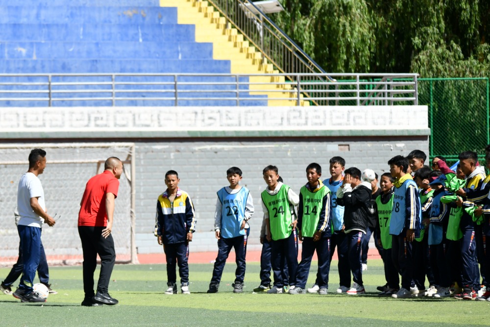 重庆17所名校的28位名师专家组团赴西藏昌都送教