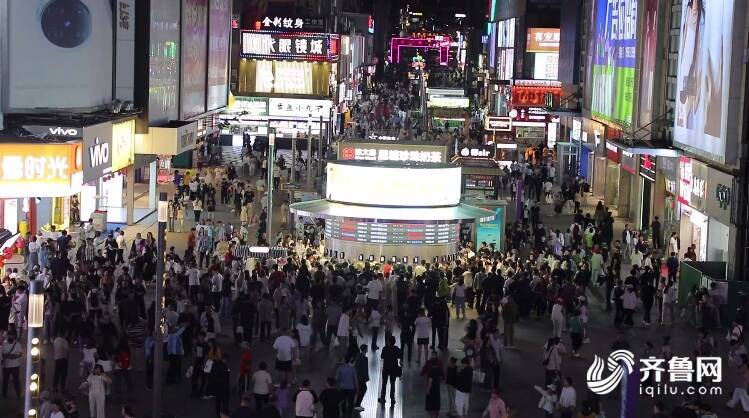“青岛啤酒交易所”排队打啤酒 消费新场景火出圈