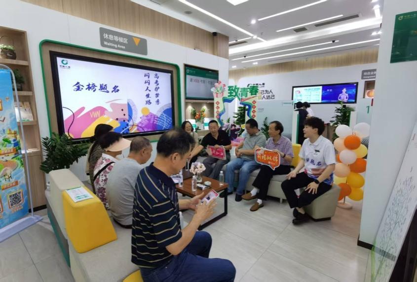 巴渝学子六月筑梦 中国人寿温情护考