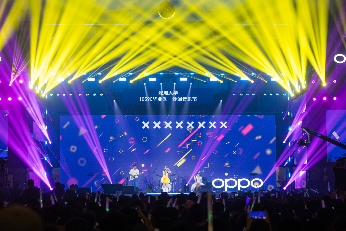 深圳大学校长现场献唱,喊话毕业生“永远爱你们” 深圳大学校长现场献唱,喊话毕业生“永远爱你们”