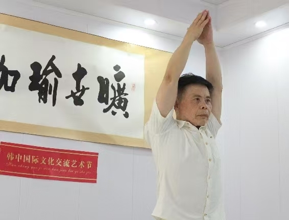 70岁“逆龄”教练彭耕耘：创新瑜伽解锁银发族青春密码