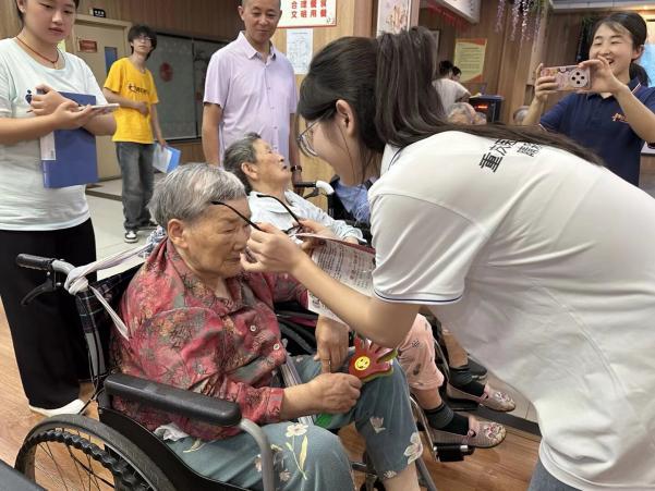 重庆医药高等专科学校“三下乡”护眼防艾活动走进江津区