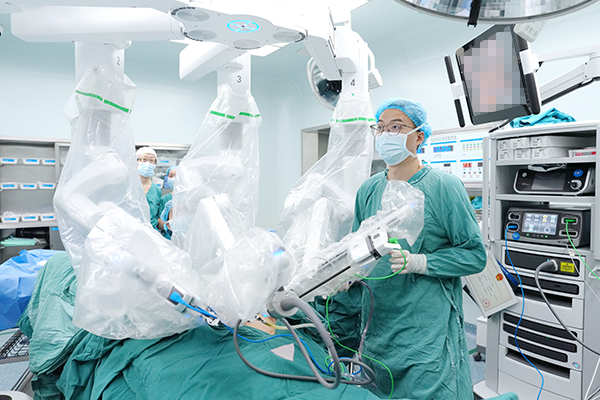 重大附属江津医院机器人精准实施“小术口”手术切除巨大子宫肌瘤