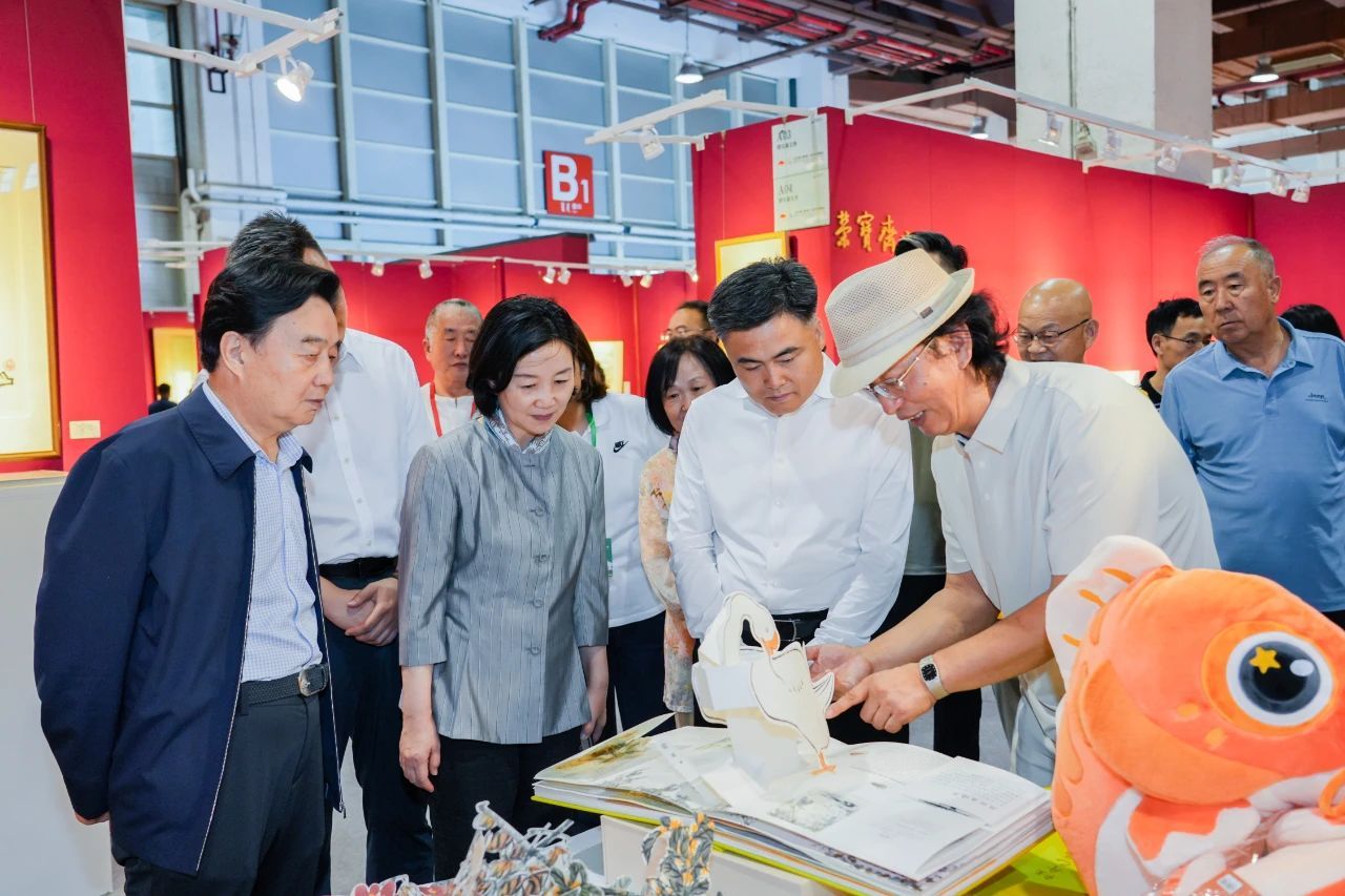 近4000件艺术精品云集,2025包头艺博会隆重启幕 近4000件艺术精品云集,2025包头艺博会隆重启幕