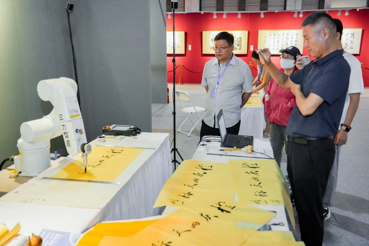 近4000件艺术精品云集,2025包头艺博会隆重启幕 近4000件艺术精品云集,2025包头艺博会隆重启幕