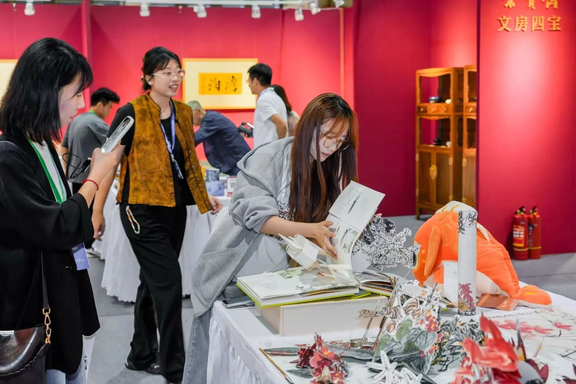 近4000件艺术精品云集,2025包头艺博会隆重启幕 近4000件艺术精品云集,2025包头艺博会隆重启幕