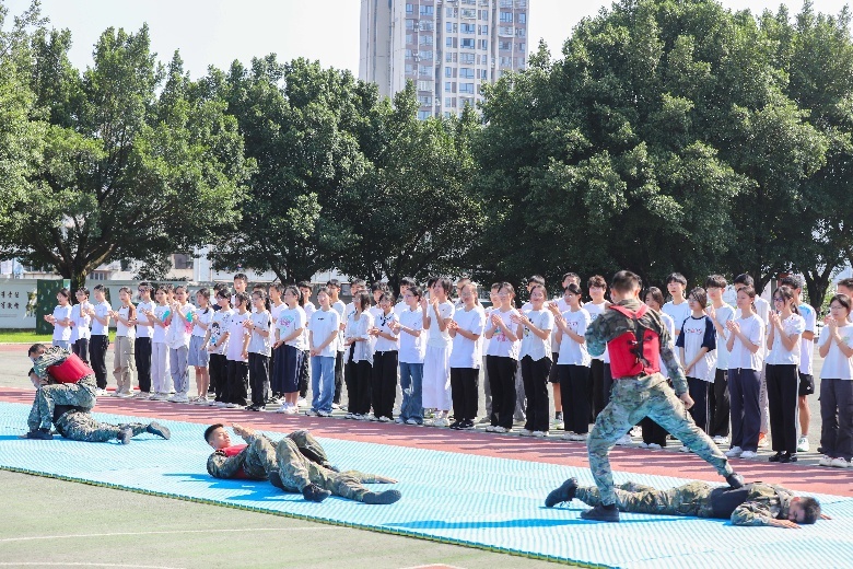 军营开放日点燃少年强国梦