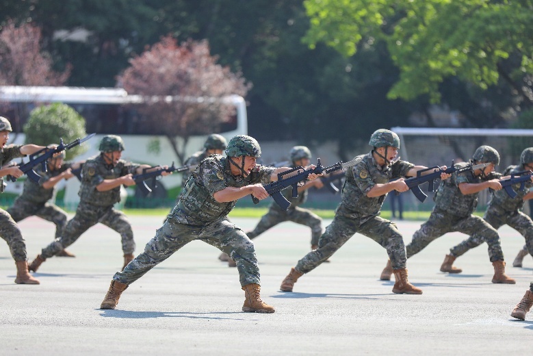 军营开放日点燃少年强国梦
