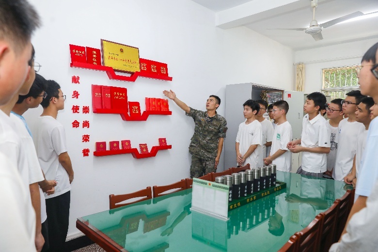 军营开放日点燃少年强国梦