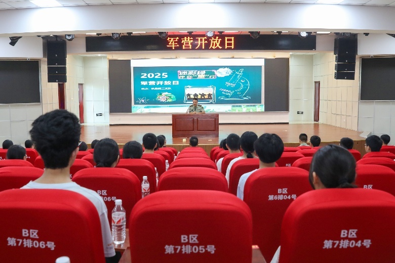 军营开放日点燃少年强国梦