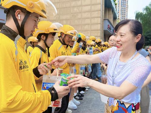 成都高新桂溪街道：政企社联动为户外劳动者撑起“绿荫”