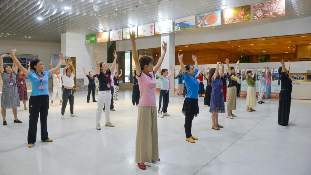 重庆“季候校”公益教学活动让老人乐享山水课堂