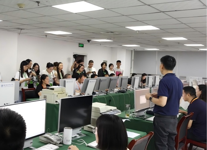 重庆“走进录取场”活动直击高考招录公平公正全过程