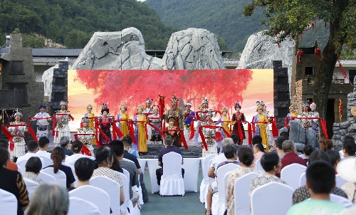 四川北川：实景剧演出让游客共享羌族文化大宴