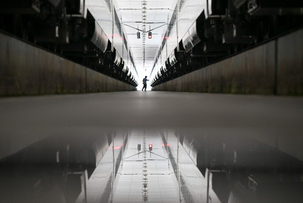 图片新闻|高温中的坚守:动车检修工保障旅客出行安全 图片新闻|高温中的坚守:动车检修工保障旅客出行安全