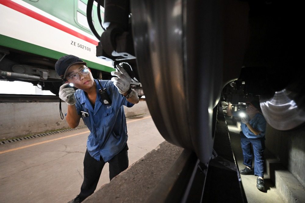 图片新闻|高温中的坚守:动车检修工保障旅客出行安全 图片新闻|高温中的坚守:动车检修工保障旅客出行安全