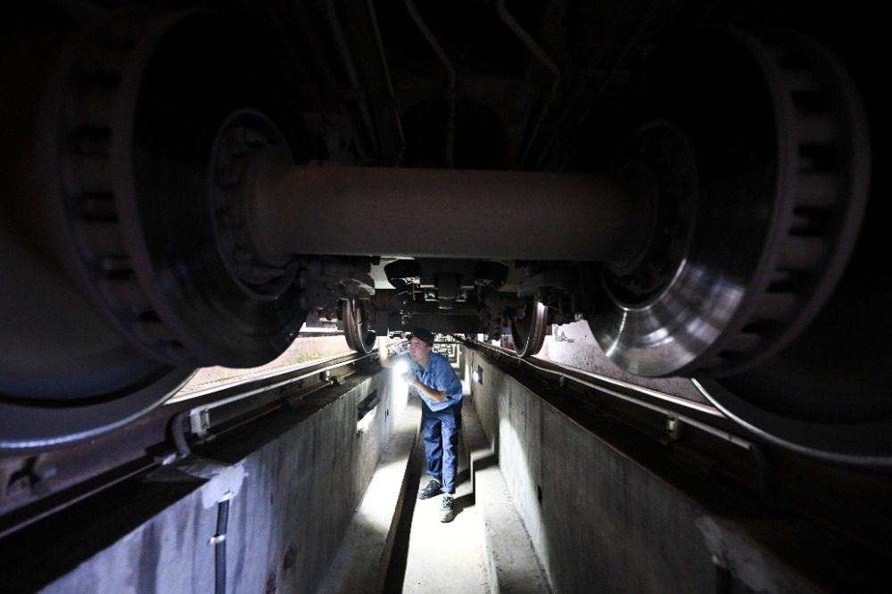 图片新闻|高温中的坚守:动车检修工保障旅客出行安全 图片新闻|高温中的坚守:动车检修工保障旅客出行安全