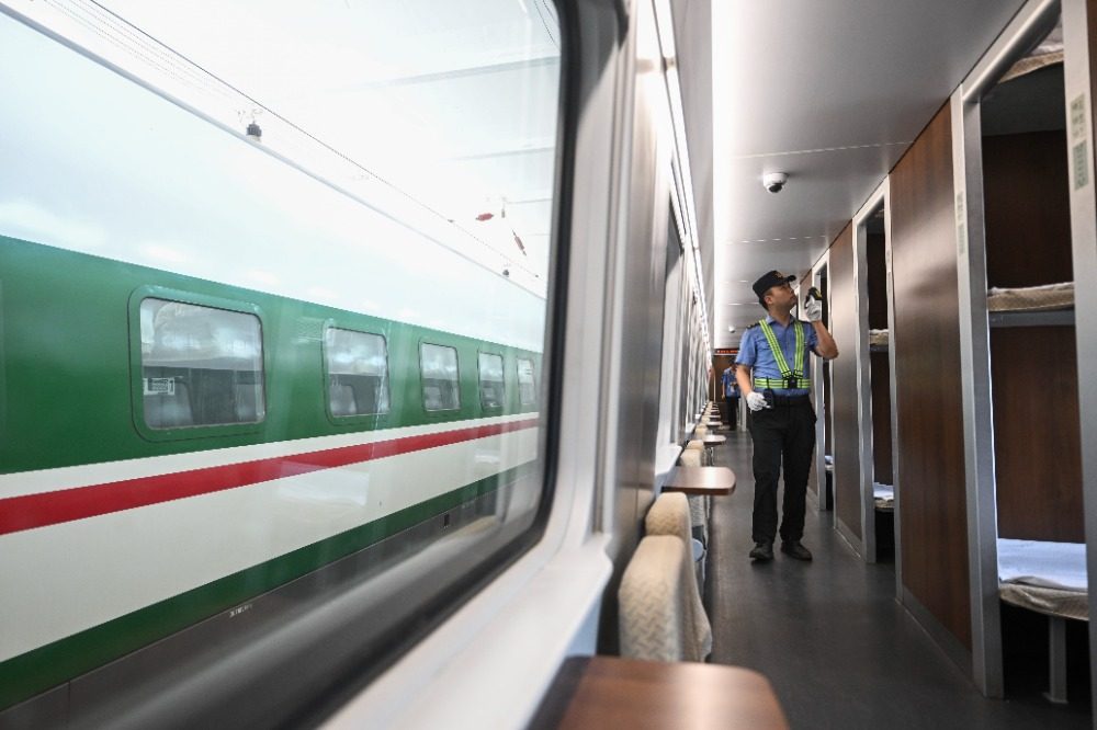 图片新闻|高温中的坚守:动车检修工保障旅客出行安全 图片新闻|高温中的坚守:动车检修工保障旅客出行安全