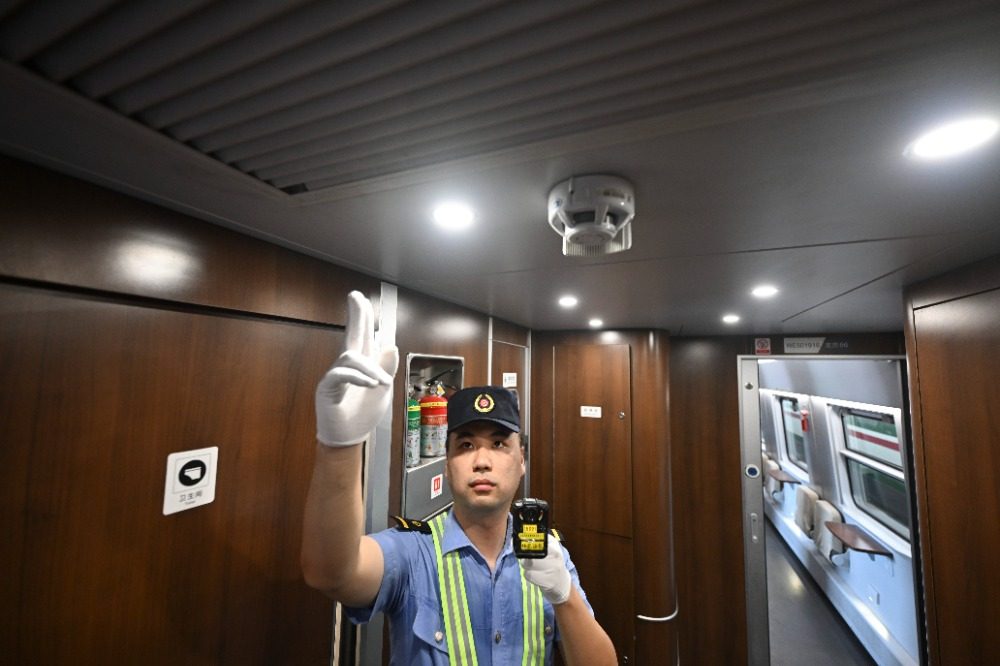 图片新闻|高温中的坚守:动车检修工保障旅客出行安全 图片新闻|高温中的坚守:动车检修工保障旅客出行安全