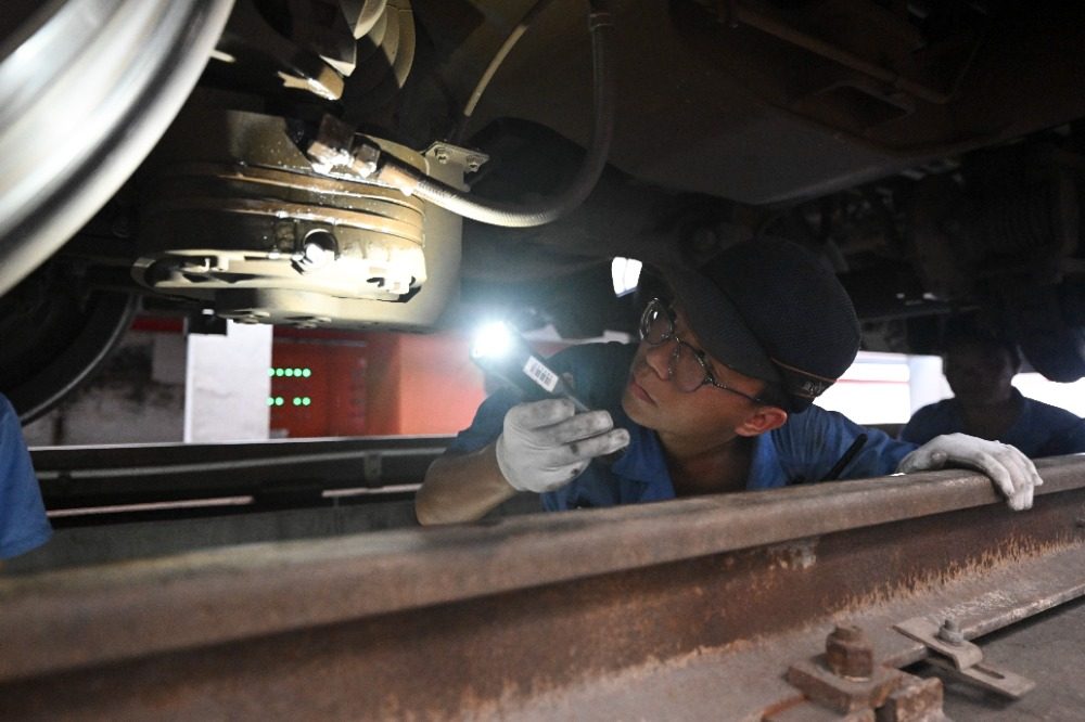 图片新闻|高温中的坚守:动车检修工保障旅客出行安全 图片新闻|高温中的坚守:动车检修工保障旅客出行安全