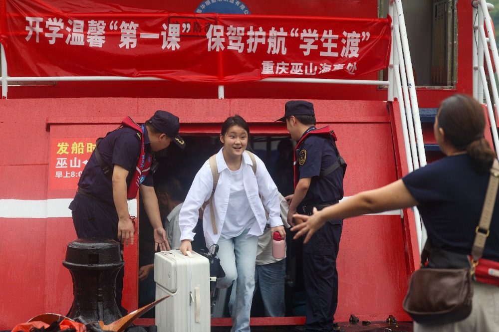 图片新闻｜23年护航不打烊！巫山海事为“水上求学路”筑牢安全屏障