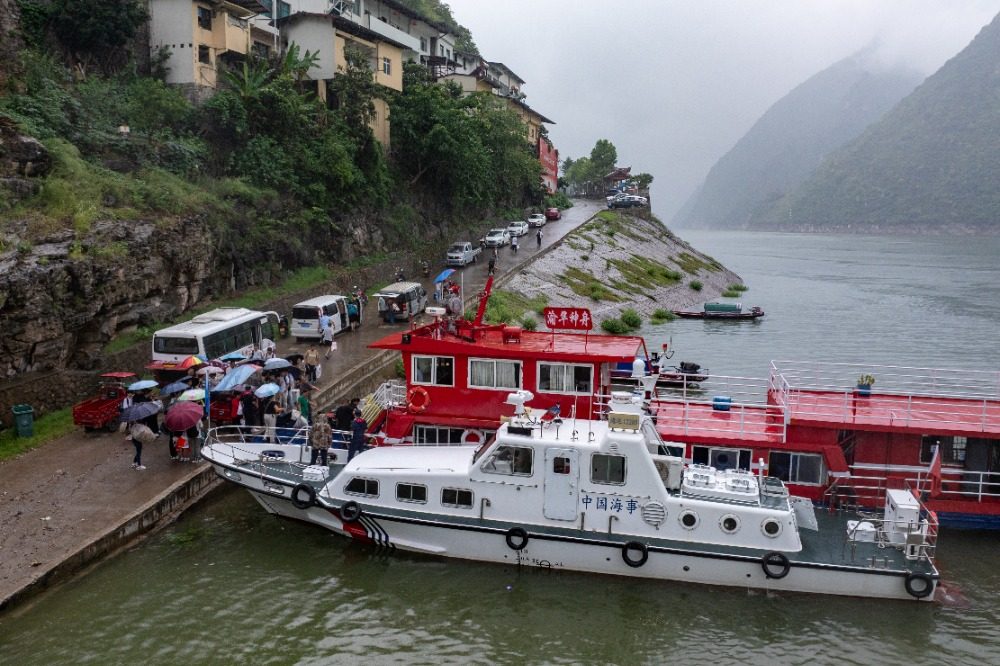 图片新闻｜23年护航不打烊！巫山海事为“水上求学路”筑牢安全屏障