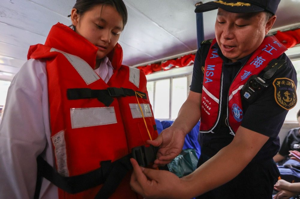 图片新闻｜23年护航不打烊！巫山海事为“水上求学路”筑牢安全屏障