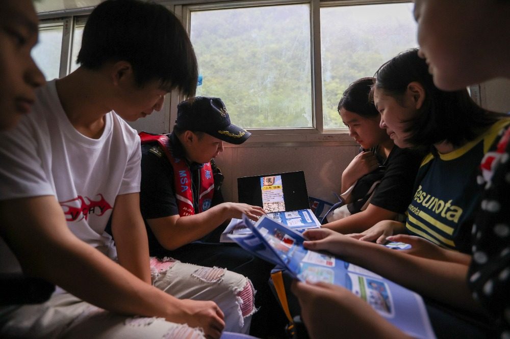 图片新闻｜23年护航不打烊！巫山海事为“水上求学路”筑牢安全屏障