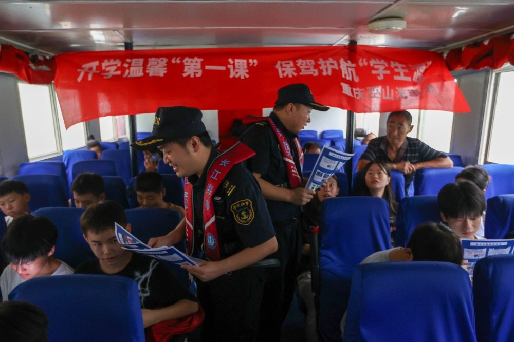 图片新闻｜23年护航不打烊！巫山海事为“水上求学路”筑牢安全屏障