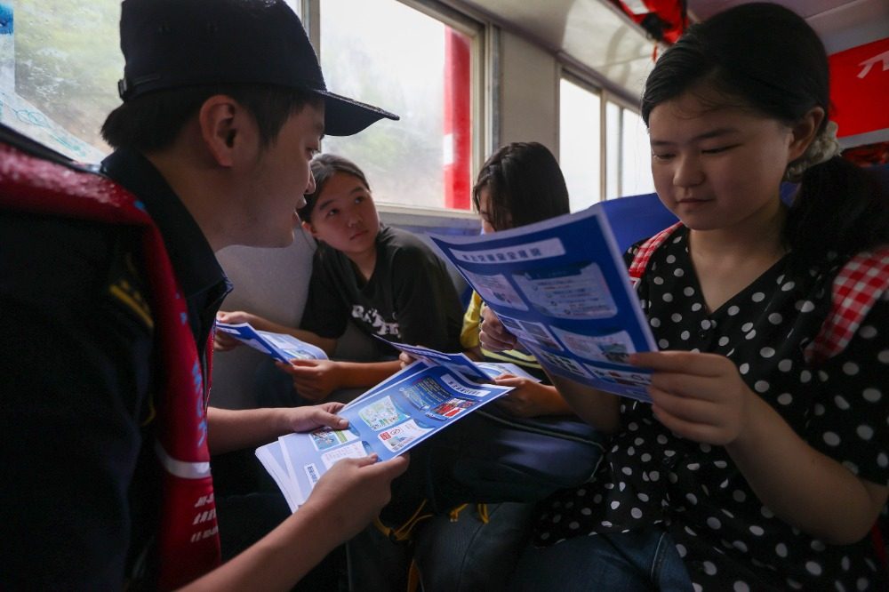 图片新闻｜23年护航不打烊！巫山海事为“水上求学路”筑牢安全屏障