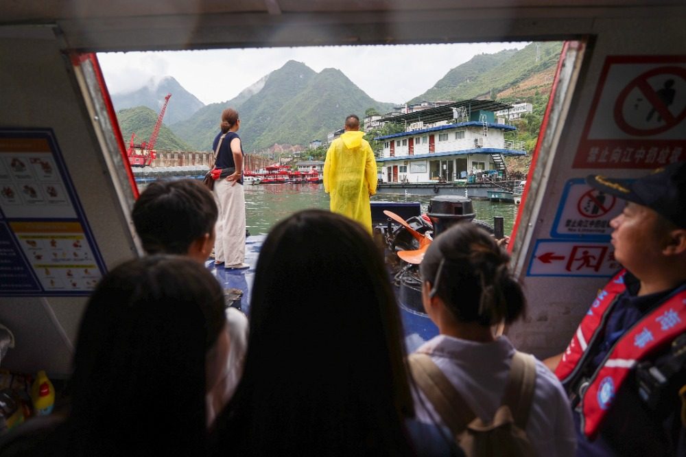 图片新闻｜23年护航不打烊！巫山海事为“水上求学路”筑牢安全屏障