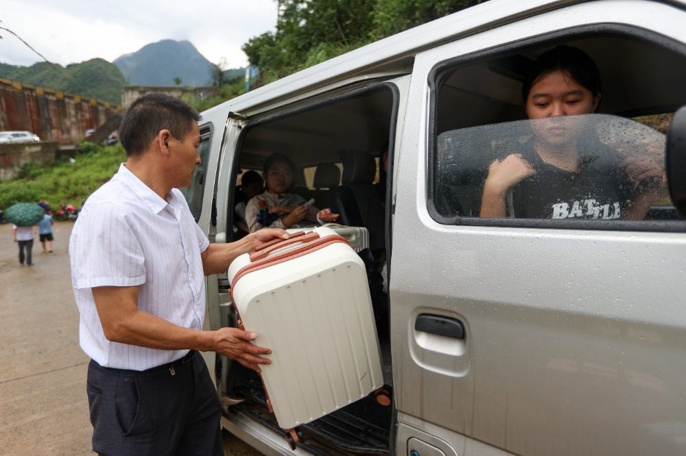 图片新闻｜23年护航不打烊！巫山海事为“水上求学路”筑牢安全屏障