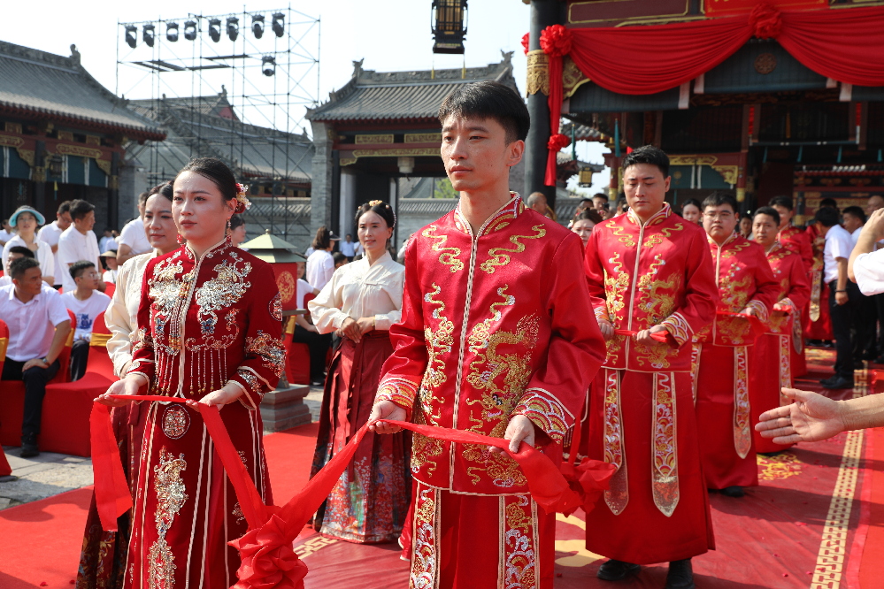河南商丘睢阳区：集体婚礼倡新风 文明婚俗润古城