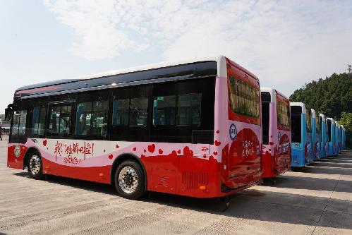 四川资阳创新推出公交“婚车”：低碳迎亲+文明婚俗 浪漫与环保同行