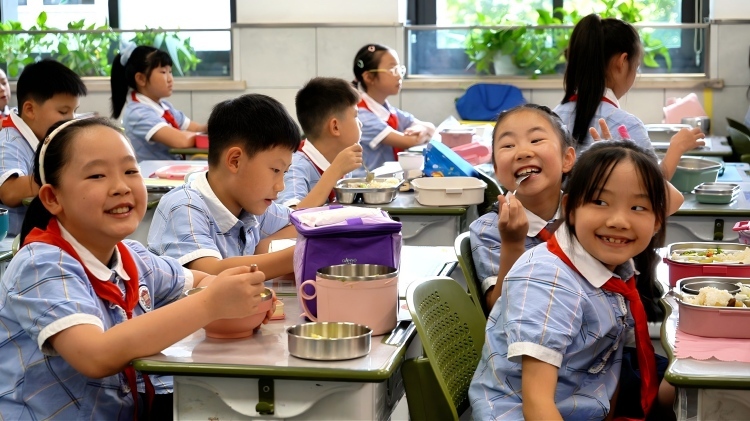 美好教育看得见|重庆渝中：让每一份校园餐都看得见、摸得着、查得到