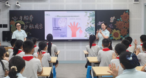 心手相牵护成长：重庆“精卫鸟”志愿者为学生健康筑基